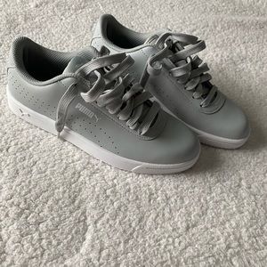 Sneakers Puma light gray, never worn size 5